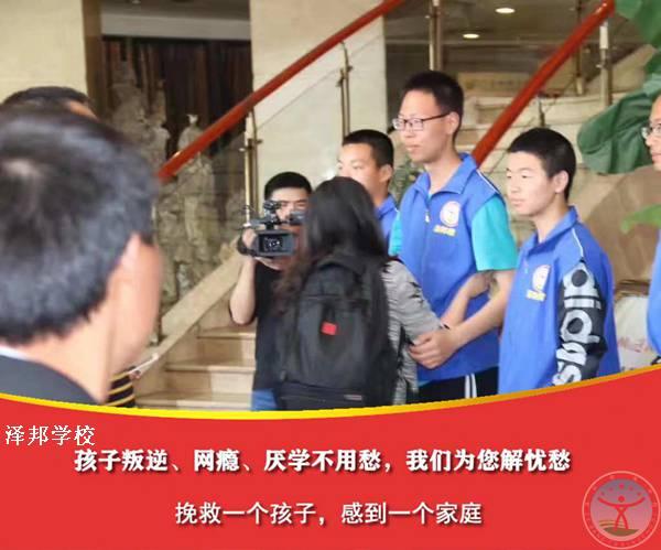 三岁的孩子很小,但他们也有自尊