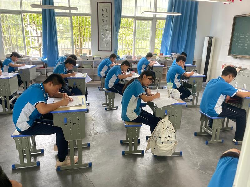 沉迷游戏耽误学习荒废时光怎么办，长沙湘越中学培养自控平衡学与娱乐