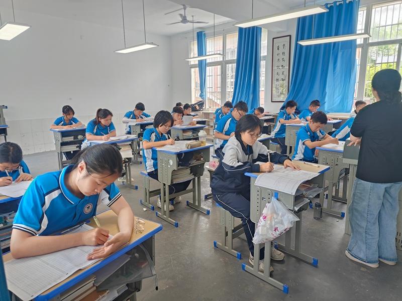 孩子自卑敏感容易情绪崩溃怎么办,长沙湘越中学训练心理抗挫力