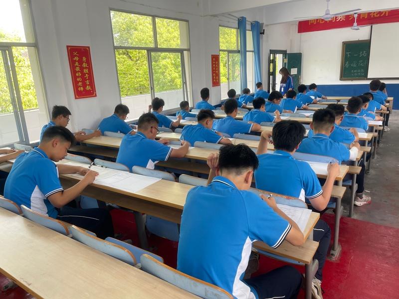 孩子厌学好手机游戏度日,叛逆孩子学校哪有?选长沙湘越中学心理引导有学籍