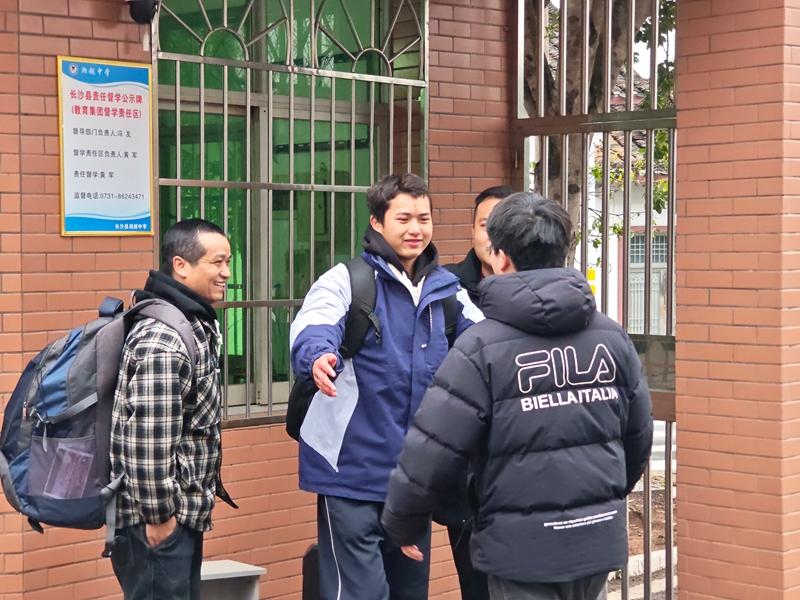 女孩叛逆不愿意出门不愿社交,长沙湘越中学正规办学有学籍