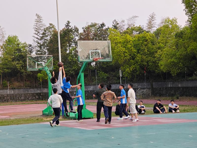 孩子厌学好手机游戏度日,叛逆孩子学校哪有?选长沙湘越中学合规办学有学籍