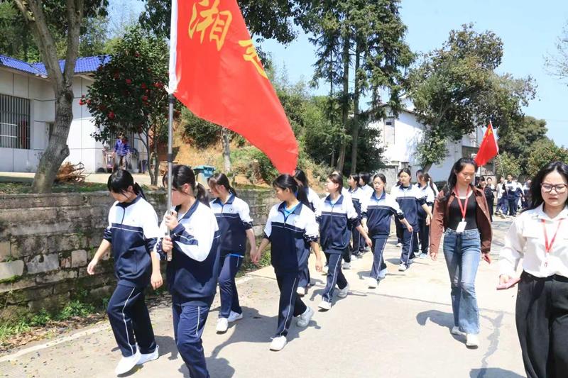 亲子关系破裂孩子拒上学?叛逆孩子学校哪有?长沙湘越中学全日制初中有学籍