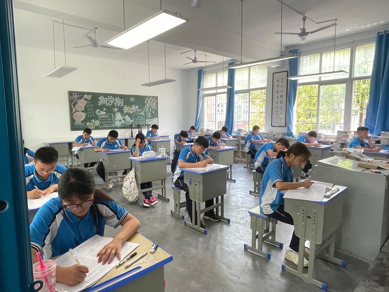 哪里有学校接收?男孩厌学早恋偷偷外出,长沙湘越中学全日制初中有学籍