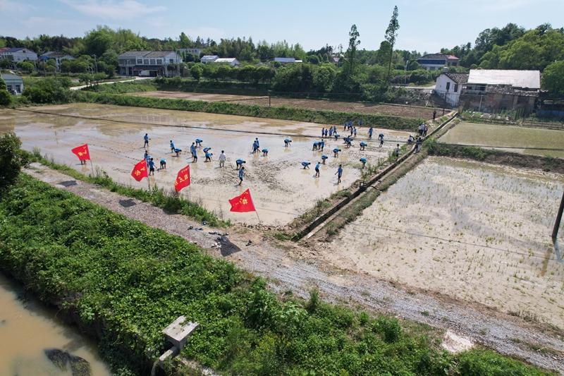 叛逆孩子拒绝学习对未来没想法?厌学孩子学校哪有?长沙湘越中学正规办学有学籍
