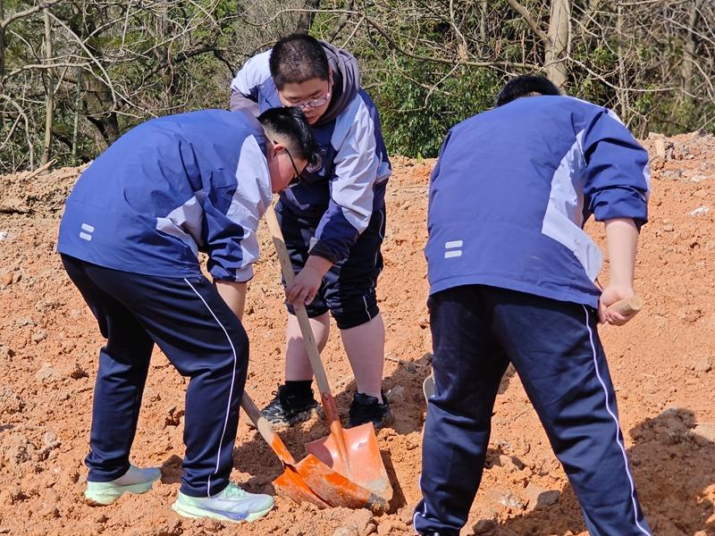 女孩叛逆不愿出门社交,叛逆孩子学校哪有?选长沙湘越中学合规办学有学籍